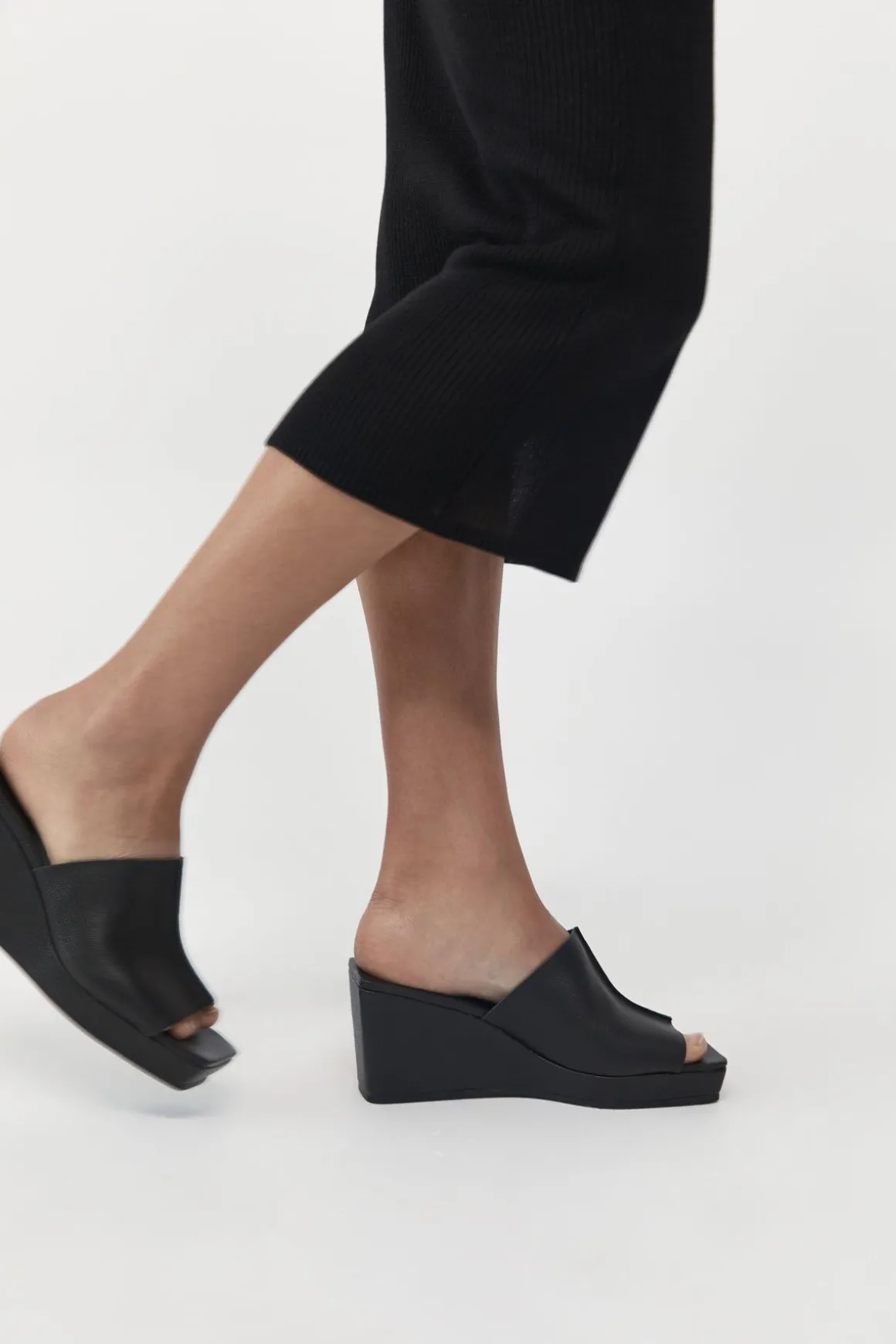 St. Agni Maria Wedge - Black